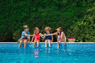 Lato nad wodą: jak się przygotować na pobyt z dzieckiem? RADZIMY!