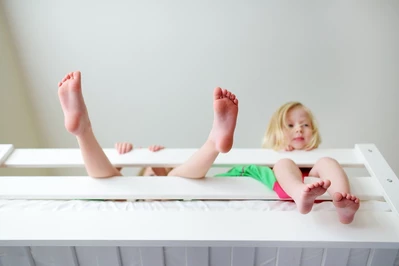 Dwójka dzieci w małym pokoju – łóżko piętrowe sposobem na większą przestrzeń