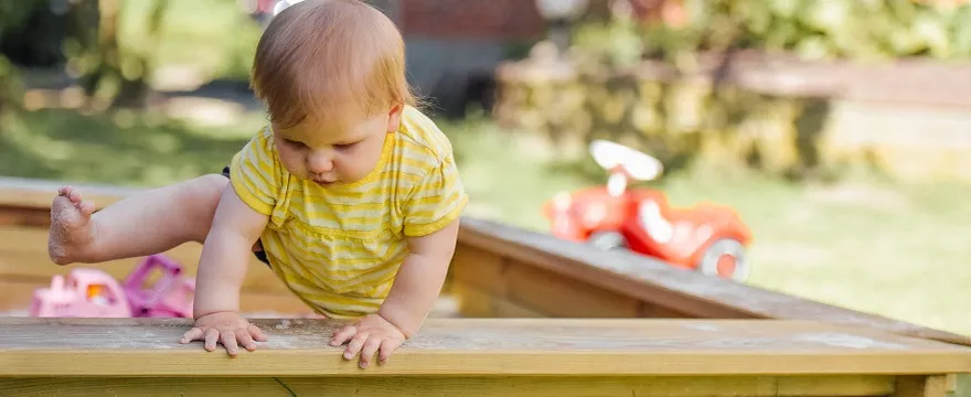 Kiedy dziecko zaczyna raczkować? Ważne etapy w rozwoju dziecka