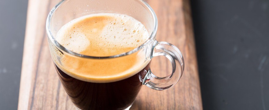 Latte macchiato i americano – sprawdź, jak ugościć bliskich