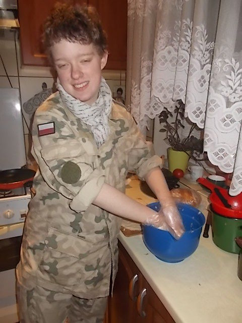 Kornelek pomaga mamie w kuchni :-) 