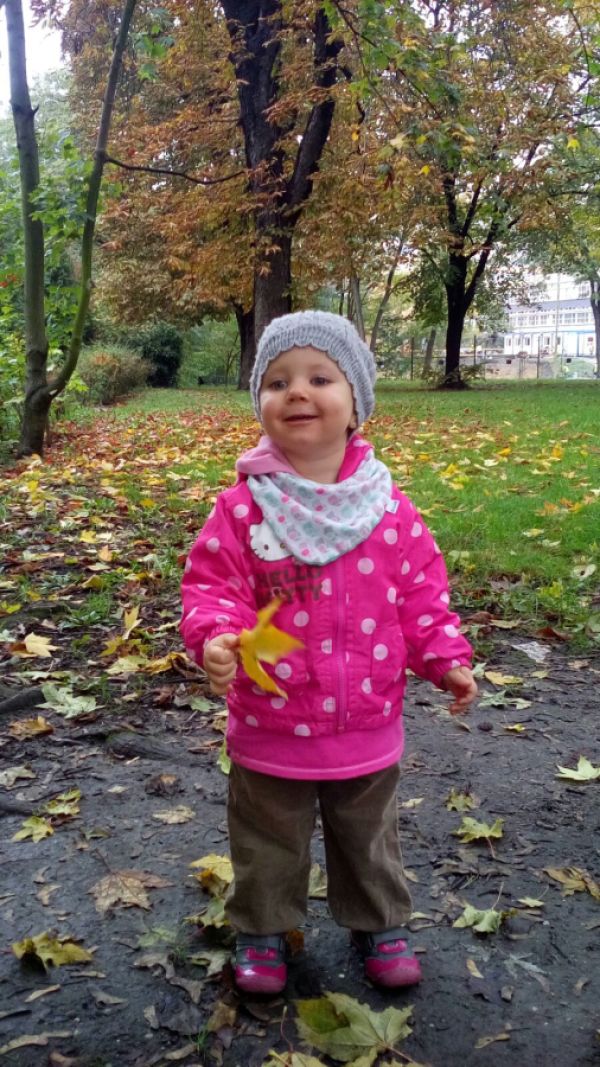 Martynka lubi jesień za piękne liście, które może zbierać