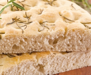 Bezglutenowe Focaccia z ziołami – aromatyczne pieczywo rodem z Włoch w wersji bezglutenowej